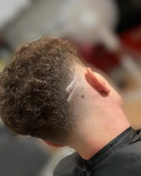 Ricci con linee laterali – taglio uomo StreetBarber