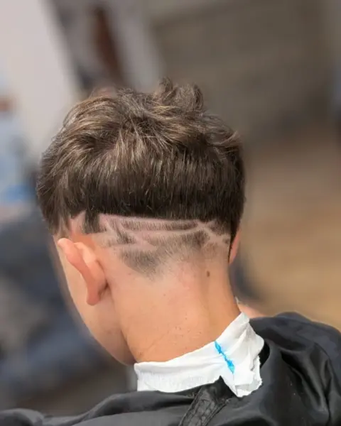 Disegno geometrico sulla nuca – taglio uomo StreetBarber